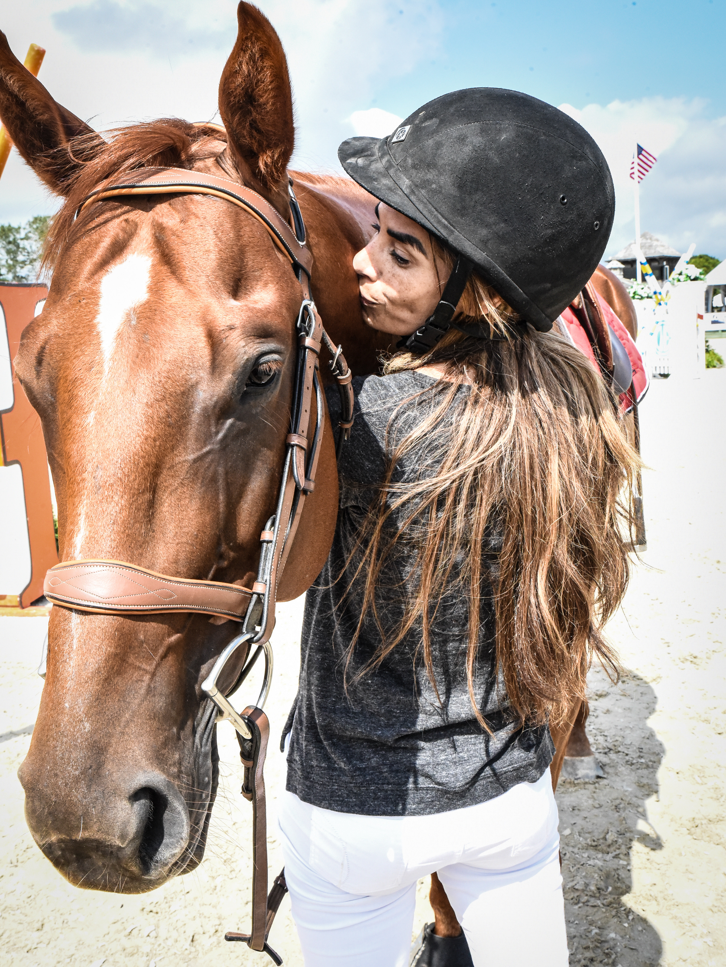 Renata Solomou kissing Crimson at the Hampton Classic 2025